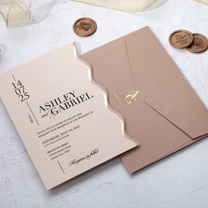 Invitación de boda de lujo, tarjeta beige con lámina dorada, diseño de corte ondulado, juego de invitaciones beige arena con borde ondulado