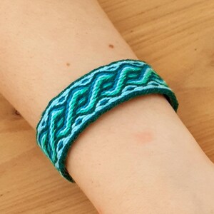 Bracelet Birka simple vert, tissage aux tablettes, en lin , tissé à la main