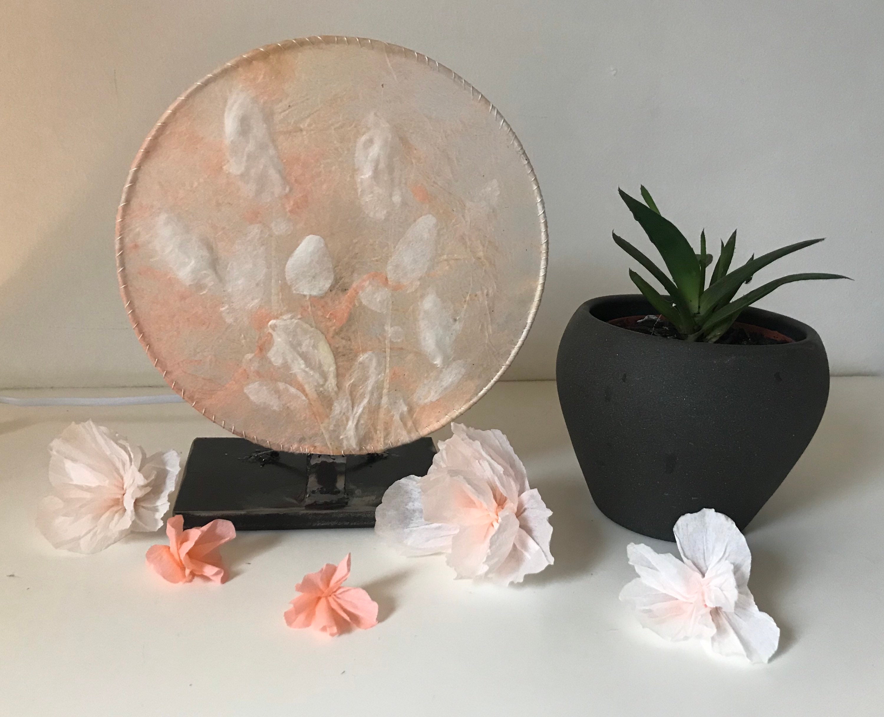 Lampe à Poser en Soie et Acier, Fait Main, Fleurs Séchées Délicates Soie