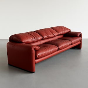 Divano Maralunga di Vico Magistretti per Cassina – Divano vintage a tre posti in pelle rosso scuro, design italiano anni &#39;90