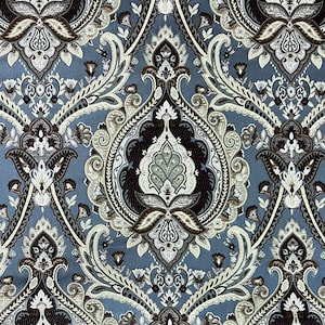 Puede incluir: Una tela azul con un patrón paisley marrón, blanco y plateado.