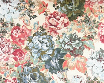 Puede incluir: Un patrón floral con grandes rosas y otras flores en tonos rojos, azules, verdes y crema. El diseño tiene una estética vintage y botánica, con una densa disposición de flores y follaje.
