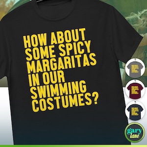 Op de afbeelding: Zwart T-shirt met gele tekst die "How about some spicy margaritas in our swimming costumes?" zegt.
