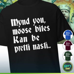 Puede incluir: Camiseta negra con texto blanco que dice "Mynd you, moose bites Kan be pretti nasti..."