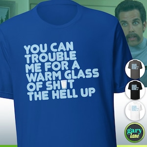 Könnte beinhalten: Ein königsblaues T-Shirt mit dem Text "YOU CAN TROUBLE ME FOR A WARM GLASS OF SHIT THE HELL UP" in weißer und hellblauer Schrift. Ein kleines Glas-Symbol ist im Text enthalten.