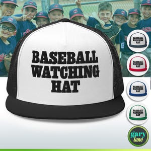 Könnte beinhalten: Baseballkappe mit weißem Frontpanel und schwarzem Schirm und Mesh-Rückseite. Der Text "BASEBALL WATCHING HAT" ist in fetten, schwarzen Buchstaben auf der Vorderseite aufgedruckt. Zusätzliche Farboptionen werden gezeigt.