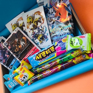 ¡Caja de regalo de Digimon, incluye un Booster Pack! Regalo de cumpleaños, regalo de Navidad, regalo sorpresa, regalo de buzón pensativo.
