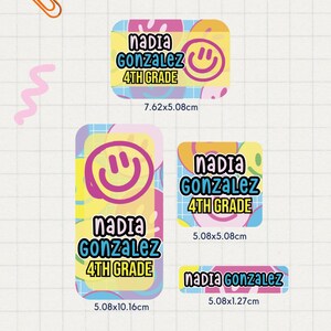 Puede incluir: Cuatro etiquetas de nombre coloridas con el nombre "Nadia Gonzalez" y "4th Grade" impresas en ellas. Las etiquetas están decoradas con caras sonrientes y formas abstractas. Las etiquetas están disponibles en diferentes tamaños: 7,62 x 5,08 cm, 5,08 x 5,08 cm, 5,08 x 10,16 cm y 5,08 x 1,27 cm.