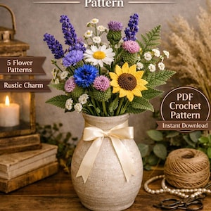 Può includere: Un bouquet di fiori di campo all'uncinetto in un vaso maculato legato con un nastro color crema. Il bouquet comprende lavanda, camomilla, cardo, fiordaliso e foglie di felce. L'immagine include il testo "Crochet Wildflower Bouquet Pattern".