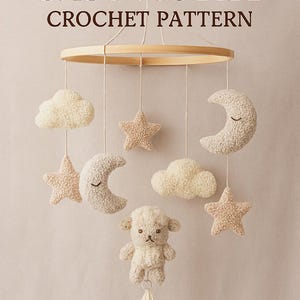 Puede incluir: Móvil para bebé hecho a mano con nubes, estrellas, lunas y un cordero de ganchillo. El móvil está suspendido de un aro de madera. El texto de la imagen dice "LUXURY BABY MOBILE CROCHET PATTERN" y "CLOUD, MOON, STAR & LAMB MOTIFS".