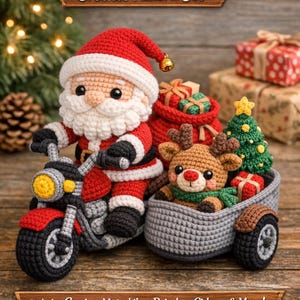Peut inclure: Un ensemble de patrons de crochet représentant le Père Noël sur une moto rouge et noire avec un side-car. Le side-car contient un renne, un sapin de Noël et des cadeaux. Le texte indique "Santa on a Motorbike" et "Crochet Pattern Set".