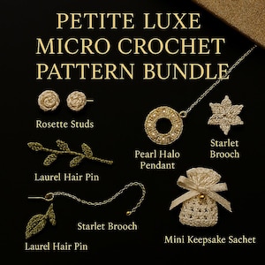 Könnte beinhalten: Eine Auswahl an Häkelaccessoires, darunter Rosetten-Ohrstecker, ein Perlen-Halo-Anhänger, eine Starlet-Brosche, Lorbeer-Haarnadeln und ein Mini-Andenken-Säckchen. Der Text "PETITE LUXE MICRO CROCHET PATTERN BUNDLE" ist oben zu sehen.