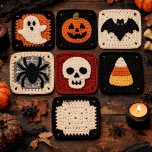 Könnte beinhalten: Ein Set aus sieben quadratischen Häkeluntersetzern mit Halloween-Motiven, darunter ein weißes Gespenst, ein orangefarbener Kürbis, eine schwarze Fledermaus, eine Spinne im Netz, ein weißer Totenkopf, Zuckermais und ein cremefarbenes Quadrat auf Holz.