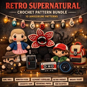 Könnte beinhalten: Eine Sammlung gehäkelter Amigurumi-Figuren, darunter eine Puppe, ein Monster-Plüschtier und ein Retro-Sheriff. Das Bild zeigt ein Kassettenband, ein Walkie-Talkie und einen Mini-Rucksack. Der Text "Retro Supernatural Crochet Pattern Bundle" steht oben.