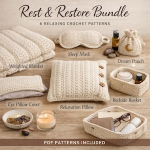 Può includere: Una collezione di articoli all'uncinetto color crema, tra cui una coperta ponderata, una maschera per dormire, un cuscino per gli occhi, un cuscino relax, una pochette per sogni e un cestino da comodino. Il testo "Rest & Restore Bundle" e "6 Relaxing Crochet Patterns" sono visibili.