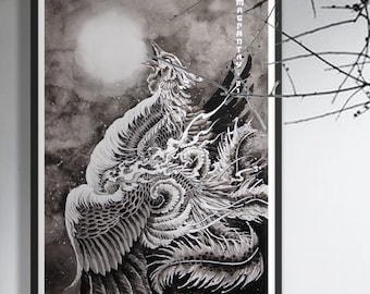 Peut inclure: Une estampe encadrée en noir et blanc d'une créature mythique japonaise, un phénix, avec ses ailes déployées. Le phénix est représenté dans une pose dynamique, la tête renversée et le bec ouvert. L'arrière-plan est une lavis gris foncé, avec une lune blanche dans le coin supérieur gauche. L'estampe est intitulée "鳳凰" en caractères japonais.