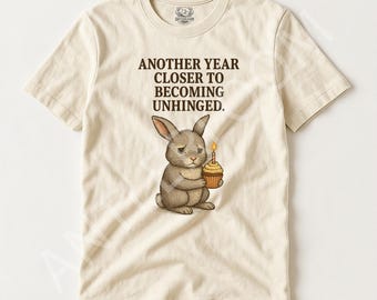 Camiseta de cumpleaños divertida – Conejito desquiciado, algodón orgánico unisex