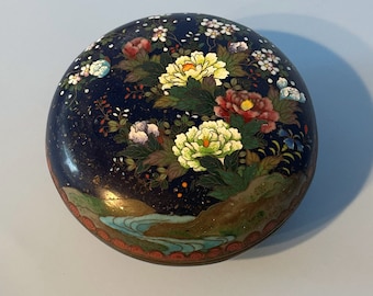 Japanese Goldstone Cloisonne Circular Box. Mum Flowers. Meiji. 4-1/8"