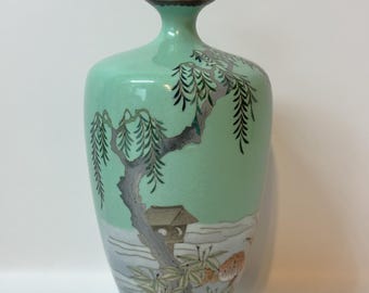 Vaso giapponese in cloisonné. Pesce rosso, fondo verde pallido. Circa 1900. 4 3/4"