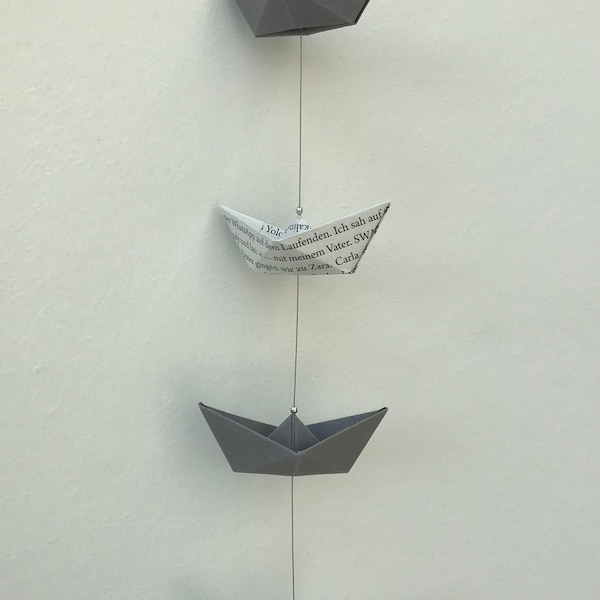 Papierbootkette grau mit Buchseite