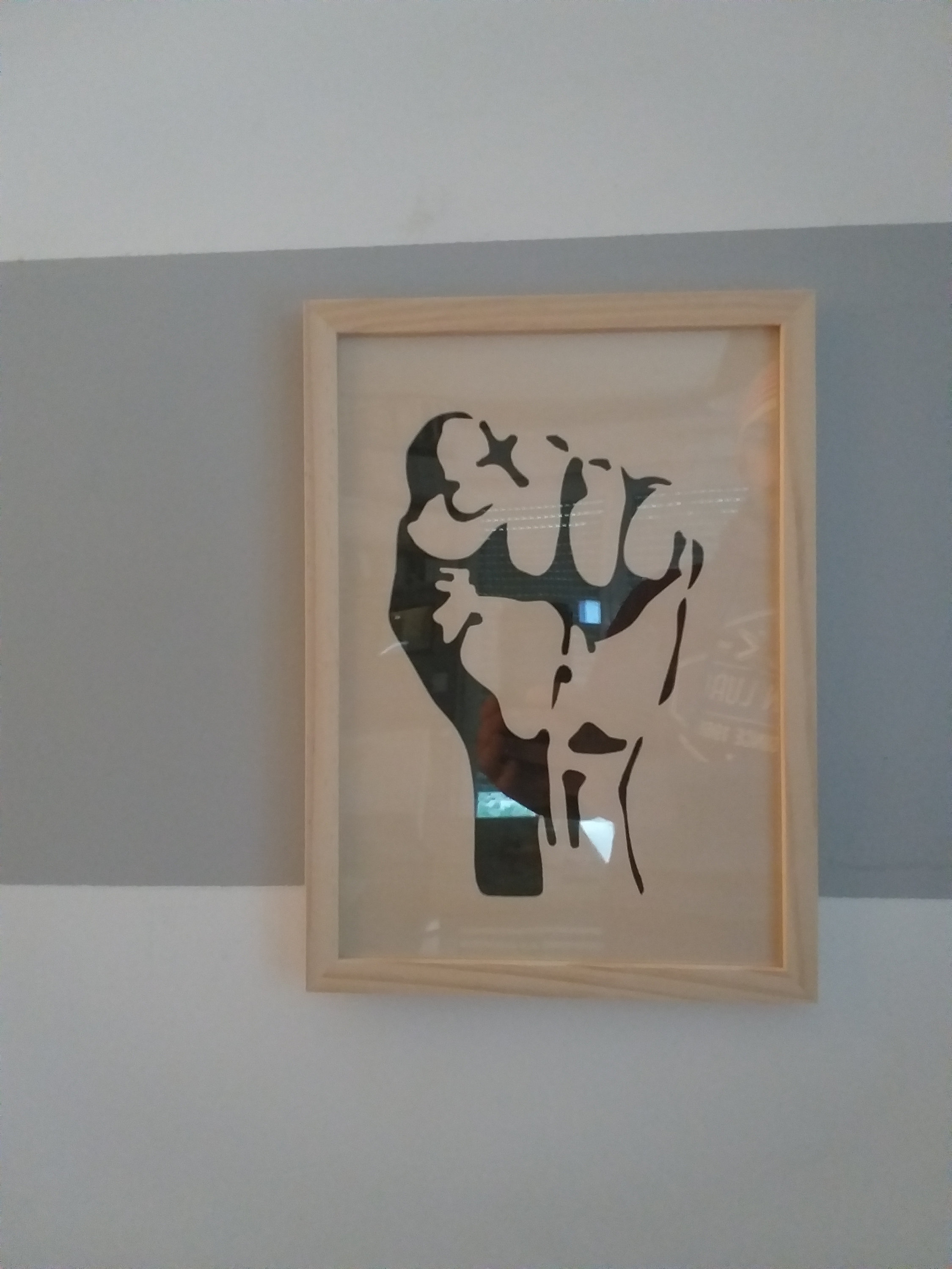 Tableau en Bois - Poing Levé