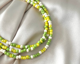 Collier de perles vertes, jaunes et blanches, bijoux en perles de graines, bijoux en perles, esthétique, Pinterest Girl, It Girl, Outfit Inspo, collier de perles