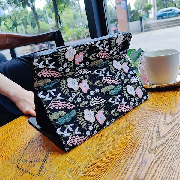 Japandi Blumen Stoff Ipad Tasche mit eingebautem bleistifthalter lade Auto Schlaf wachen für iPad Air 11 '' 13 "M4,iPad 10 11.gen,mini 7