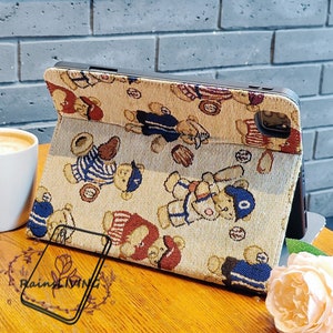 Baseball Bär Stoff Ipad Tasche mit Auto Sleep Wake up, eingebauter magnetischer Ladestift Steckplatz für iPad Air 11 '' 13 '' 2025 iPad Mini 7 2024 Hülle