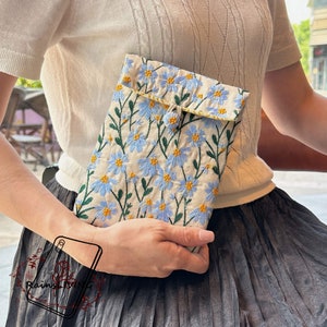 Etui Kindle en tissu beige avec fleurs brodées marguerite bleue pour Kindle Paperwhite 12e génération, Kindle 11e génération, Kindle colorsoft, Kindle 6" 2024