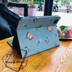 Étui en tissu brodé de papillons avec porte-crayon intégré et réveil automatique pour iPad Air 11''13" mini 7 2024, iPad 11e génération, étui Air 6/5