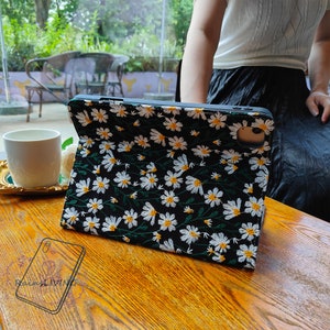 Étui pour iPad en tissu noir avec marguerites blanches brodées, porte-crayon intégré pour iPad mini 7 2024, iPad Air Pro 11 pouces 13 pouces 2025, étui pour iPad 11e génération