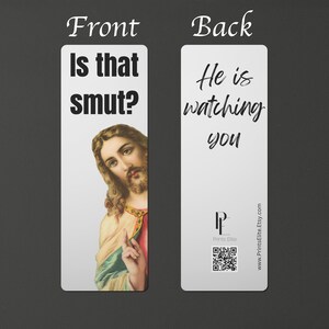 Pu&ograve; includere: Un segnalibro bianco con un'immagine di Ges&ugrave; sul davanti. Il testo sul davanti dice "Is that smut?" Il retro del segnalibro ha il testo "He is watching you" e un logo per Prints Elite.