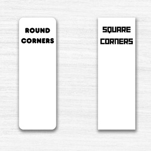 Pu&ograve; includere: Due carte rettangolari bianche con testo nero. La carta a sinistra dice "ROUND CORNERS" e la carta a destra dice "SQUARE CORNERS".