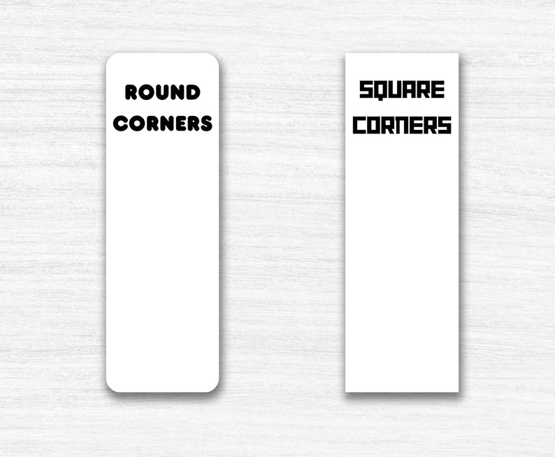Pu&ograve; includere: Due carte rettangolari bianche con testo nero. La carta a sinistra dice "ROUND CORNERS" e la carta a destra dice "SQUARE CORNERS".