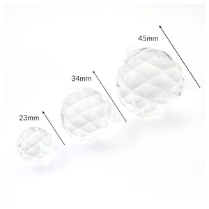 Peut inclure: Trois prismes de boule en cristal transparent de différentes tailles. Le plus grand prisme mesure 45 mm de diamètre, le prisme du milieu mesure 34 mm de diamètre et le plus petit prisme mesure 23 mm de diamètre.