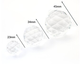 Puede incluir: Tres prismas de bola de cristal transparente de diferentes tamaños. El prisma más grande tiene un diámetro de 45 mm, el prisma del medio tiene un diámetro de 34 mm y el prisma más pequeño tiene un diámetro de 23 mm.