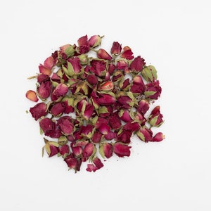 Könnte beinhalten: Nahaufnahme eines Haufens getrockneter Rosenknospen, ein beliebtes Zutat für Tee und Aromatherapie.