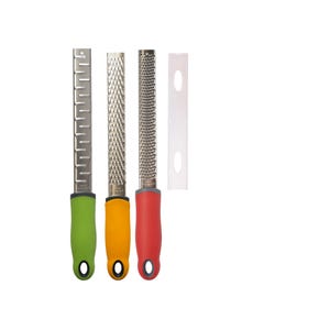 Puede incluir: Tres herramientas de ralladura de metal con agujeros de diferentes tamaños. Las herramientas de ralladura tienen mangos verdes, amarillos y rojos. También se incluye una herramienta de limpieza de plástico blanco.