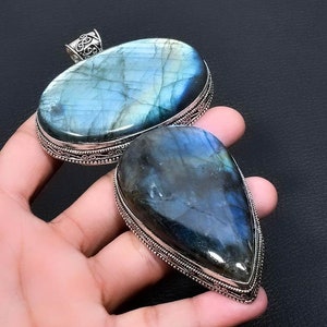 Ciondolo in argento sterling 925 con doppia pietra di labradorite naturale di grandi dimensioni, realizzato a mano.