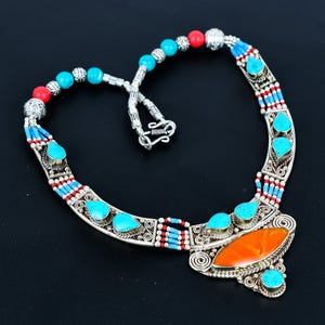 Collier Ras Du Cou En Corail Reconstitué Et Argenté - Longueur 45 Cm, Vintage 1990