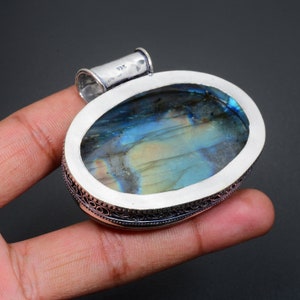 Colgante de plata de ley 925 hecho a mano con piedras preciosas de labradorita de fuego azul, colgante de joyería de labradorita antigua, regalo para el día de la madre imagen 2