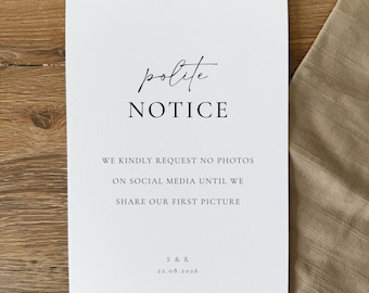 Peut inclure: Une carte blanche avec le mot "polite" en cursive au-dessus du mot "NOTICE" en gras, en sans-serif. La carte comprend également le texte : "WE KINDLY REQUEST NO PHOTOS ON SOCIAL MEDIA UNTIL WE SHARE OUR FIRST PICTURE." La date "22.08.2026" est imprimée en bas.