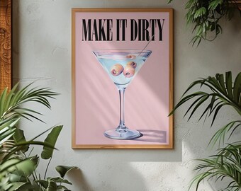 Könnte beinhalten: Gerahmter Druck mit einem Martini-Glas und Oliven auf rosa Hintergrund. Der Text "MAKE IT DIRTY" steht über dem Glas. Das Kunstwerk befindet sich in einem Holzrahmen. Das Bild ist vor einer Wand mit Pflanzen platziert.