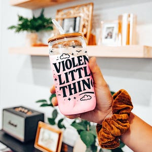 Vaso de vidrio Fourth Wing, taza con cita de Xaden, lata de vidrio para café helado, regalo para amantes de los libros, artículos para beber para lectores de fantasía, regalo para lectores de libros imagen 1
