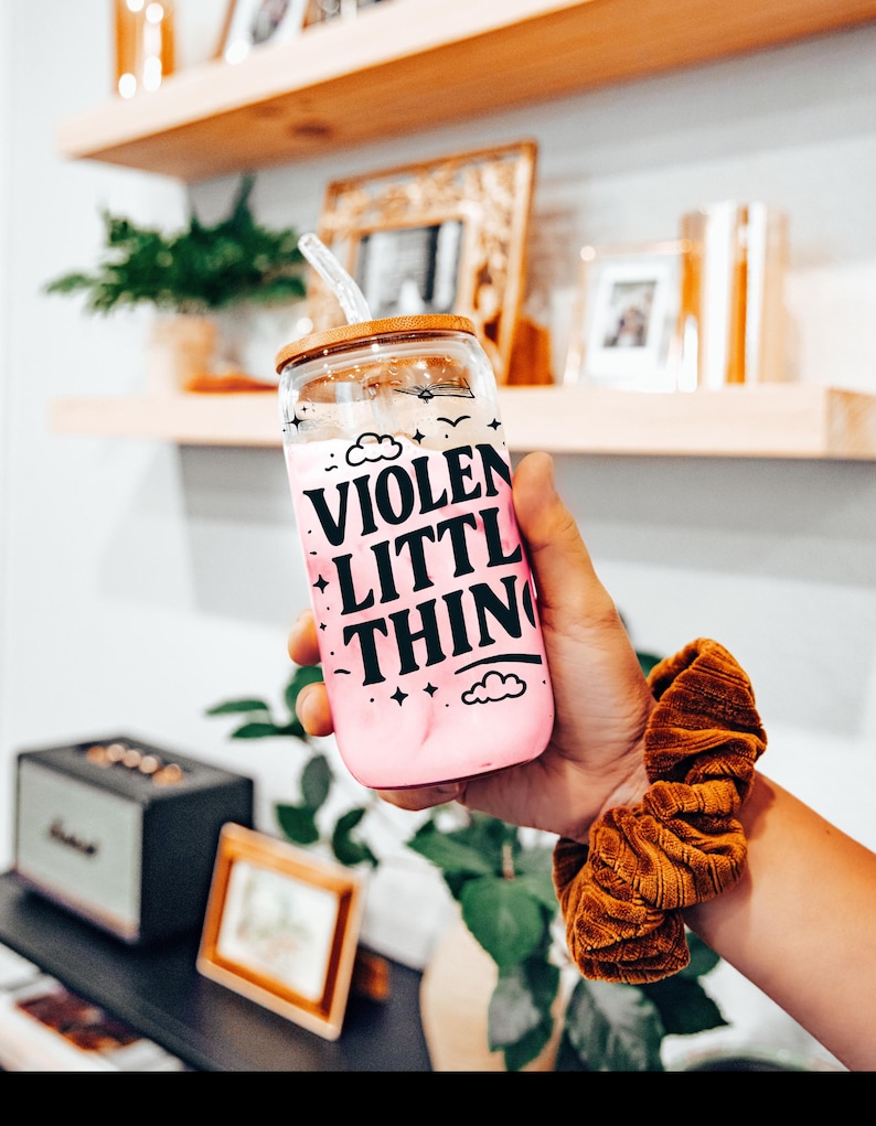 Vaso de vidrio Fourth Wing, taza con cita de Xaden, lata de vidrio para café helado, regalo para amantes de los libros, artículos para beber para lectores de fantasía, regalo para lectores de libros imagen 1
