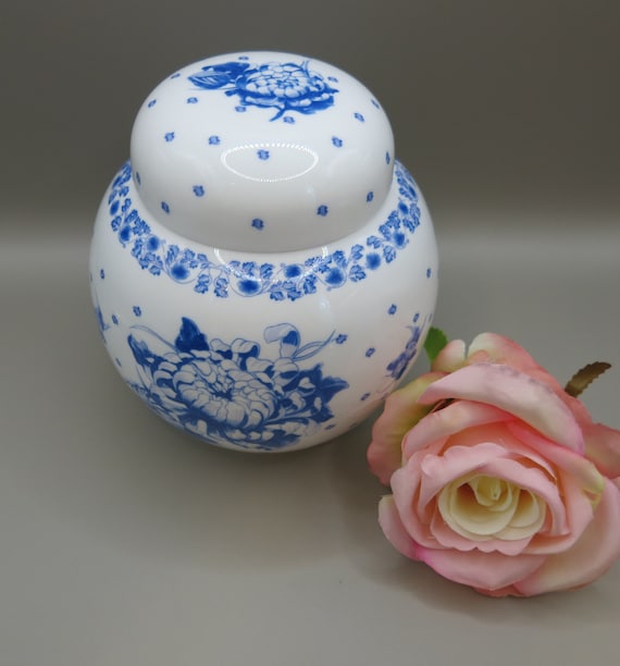 Blue & White Porcelain Ginger Jar - Chrysanthemum Design Blue & White Porcelain Ginger Jar - Chrysanthemum Design