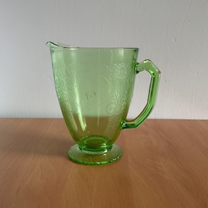 Vintage Hazel Atlas Florentijnse klaproos waterkan, groen depressieglas, art nouveau bloemmotief