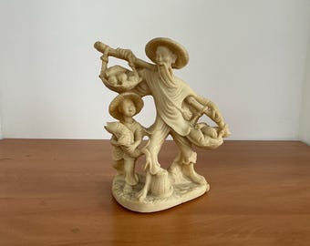 木製の台に置かれたヴィンテージの中国漁師の樹脂製置物、ボートで釣り