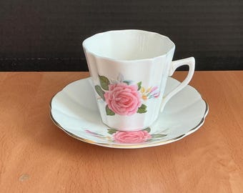 Juego de taza y platillo de té floral vintage