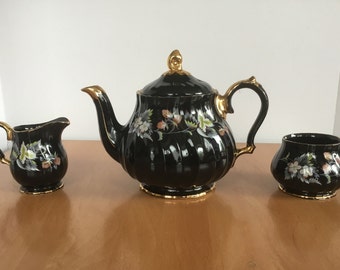 Vintage Black Sadler Teekanne Blumenmuster und Wirbel Design mit Milchkännchen und Zuckerdose, England